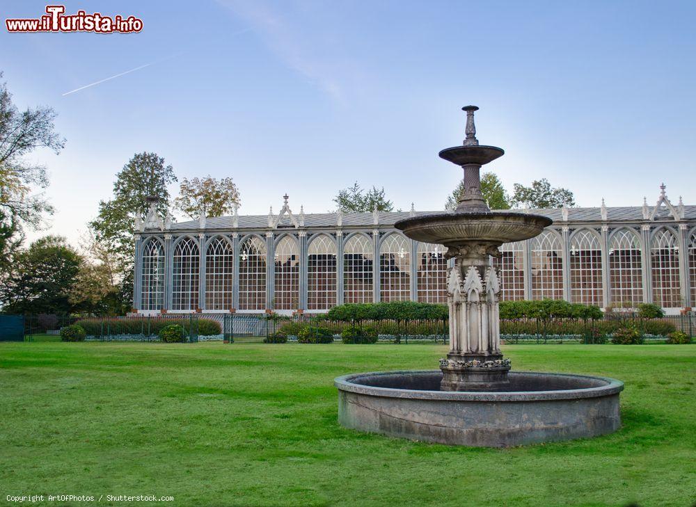Immagine Una serra ed una fontana nel parco del Castello di Racconigi (Cuneo) - © ArtOfPhotos / Shutterstock.com