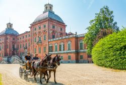 Tour in calesse al Castello di Racconigi in Piemonte - © Gimas / Shutterstock.com