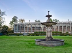 Una serra ed una fontana nel parco del Castello di Racconigi (Cuneo) - © ArtOfPhotos / Shutterstock.com