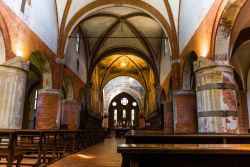 La navata centrale della Abbazia di Chiaravalle a sud di Milano in Lombardia - © Fabio Diena / Shutterstock.com