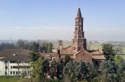 Vista panoramica del Monasterno di Chiaravalle a Milano, con la tipica torre medievale