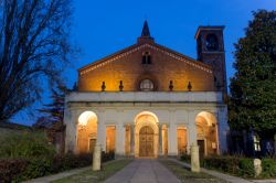 Vista serale della facciata di Chiaravalle, il monastero cistercense alle porte di Milano