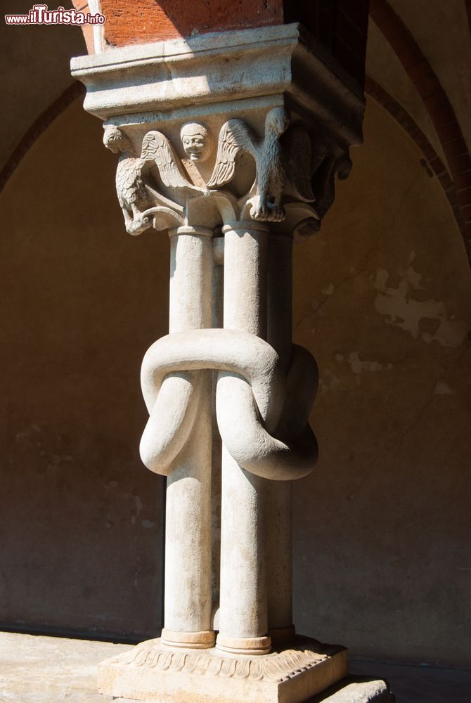 Immagine Una colonna del chiostro attiguo alla Abbazia di Chiaravalle a Milano