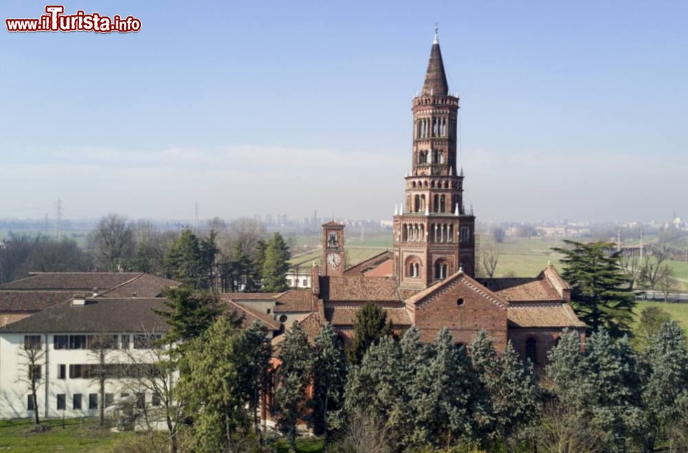 Immagine Vista panoramica del Monasterno di Chiaravalle a Milano, con la tipica torre medievale
