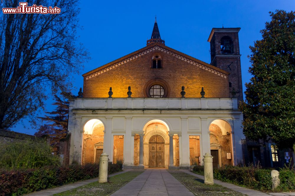 Immagine Vista serale della facciata di Chiaravalle, il monastero cistercense alle porte di Milano