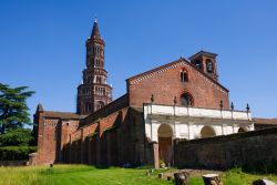 Il complesso monastico cistercense della Abbazia di Chiaravalle a sud di Milano - © Fabio Diena / Shutterstock.com