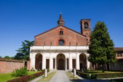 Ingresso dell'Abbazia di Chiaravalle, monastero dei monaci Cistercensi a Milano - © Fabio Diena / Shutterstock.com