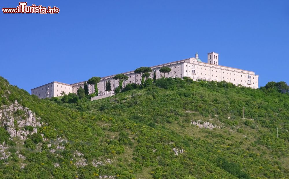 Immagine Il monastero benedettino di Montecassino domina la città di Cassino e la Valle del fiume Liri