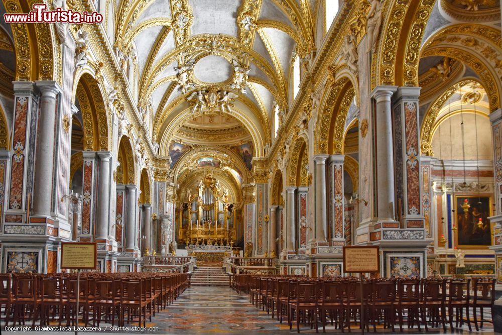 Immagine La navata centrale della Chiesa principale dell'Abbazia di Montecassino che domina Cassino nel Lazio. - © Giambattista Lazazzera / Shutterstock.com