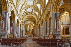 La navata centrale della Chiesa principale dell'Abbazia di Montecassino che domina Cassino nel Lazio. - © Giambattista Lazazzera / Shutterstock.com