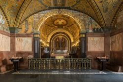 La cripta dentro la Basilica di Montecassino nel Lazio, importante complesso religioso dei monaci benedettini - © wjarek / Shutterstock.com