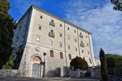 Uno degli edifici del complesso benedettino di Montecassino, ricostruito dopo la devastazione della Seconda Guerra Mondiale - © Giambattista Lazazzera / Shutterstock.com