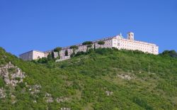 Il monastero benedettino di Montecassino domina la città di Cassino e la Valle del fiume Liri