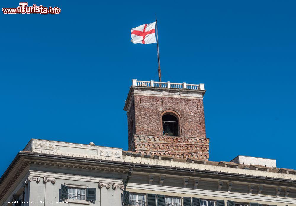 Immagine La Torre Grimaldina di Palazzo Ducale con la bandiera di Genova che garrisce al vento - © Luca Rei / Shutterstock.com