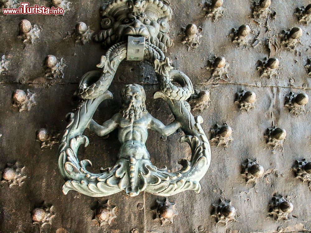Immagine Particolare di un Picchiotto di una porta di Palazzo Ducale a Genova