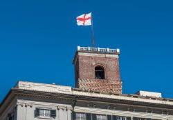 La Torre Grimaldina di Palazzo Ducale con la bandiera di Genova che garrisce al vento - © Luca Rei / Shutterstock.com