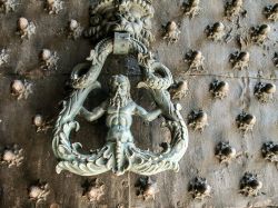 Particolare di un Picchiotto di una porta di Palazzo Ducale a Genova