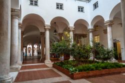 Visita all'interno di Palazzo Ducale in centro a Genova - © Bobkov Evgeniy / Shutterstock.com