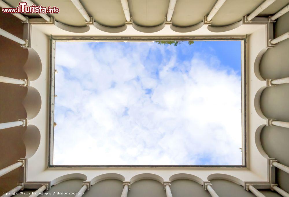 Immagine Scatto artistico del cortile interno di Palazzo Ducale a Genova - © Stella Photography / Shutterstock.com