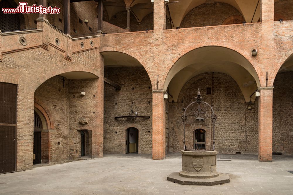 Immagine Il cortile di Palazzo Re Enzo con un antico pozzo in pietra al suo interno