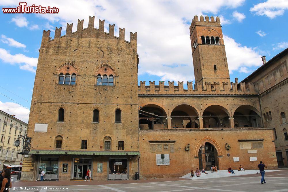 Immagine Il Palazzo Re Enzo a Bologna: Costruito fra il 1244 e il 1246 come ampliamento del Palazzo del Podestà e per questo chiamato anche Palatium Novum, l’edificio ha legato vicende e nome alla figura di re Enzo di Sardegna, figlio dell’imperatore Federico II° di Svevia. Fu infatti la residenza forzata del sovrano fatto prigioniero vicino a Modena durante la battaglia di Fossalta in cui i bolognesi ebbero la meglio sulle truppe avversarie. Rinchiuso alcuni giorni a Anzola dell’Emilia, re Enzo venne poi trasferito a Bologna dove vi rimase dall’agosto 1249 sino al 1272, anno della sua morte, per 23 lunghi anni (le sue spoglie si trovano nella basilica di San Domenico a Bologna).  - © Nick_Nick / Shutterstock.com