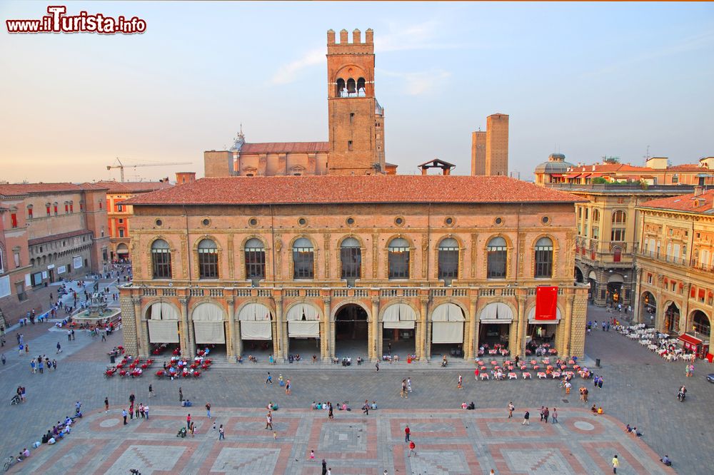 Immagine La facciata di Palazzo Re Enzo rivolta verso Piazza Maggiore. A inizi 1900 l’edificio subì un nuovo restauro volto al ripristino dell’originale aspetto gotico: Alfonso Rubbiani progettò la ricostruzione delle merlature, delle arcate del pianterreno e della scala quattrocentesca