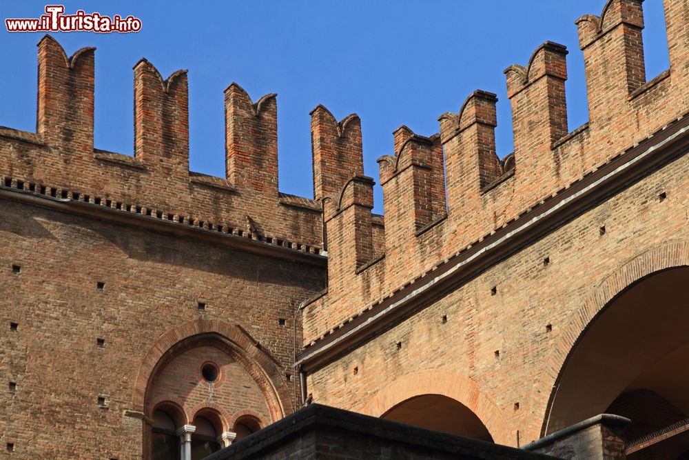 Immagine Particolare della merlatura in stile medievale di Palazzo Re Enzo. Venne aggiunta all'inizio del XX secolo