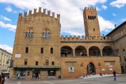 Il Palazzo Re Enzo a Bologna: Costruito fra il 1244 e il 1246 come ampliamento del Palazzo del Podestà e per questo chiamato anche Palatium Novum, l’edificio ha legato ...