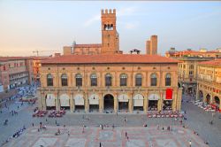 La facciata di Palazzo Re Enzo rivolta verso Piazza Maggiore. A inizi 1900 l’edificio subì un nuovo restauro volto al ripristino dell’originale aspetto ...