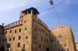 Palazzo Re Enzo fotografato da Via Rizzoli a Bologna: la finestrina a sinistra della trifora è il giardino della Lazzarina, dove una volta si aveva una terrazza perennemente ...