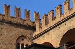 Particolare della merlatura in stile medievale di Palazzo Re Enzo. Venne aggiunta all'inizio del XX secolo