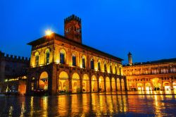 Vista serale di Palazzo Re Enzo, Immerso nella magica atmosfera del centro antico di Bologna, in piazza Nettuno 1 (a pochi passi da piazza Maggiore)