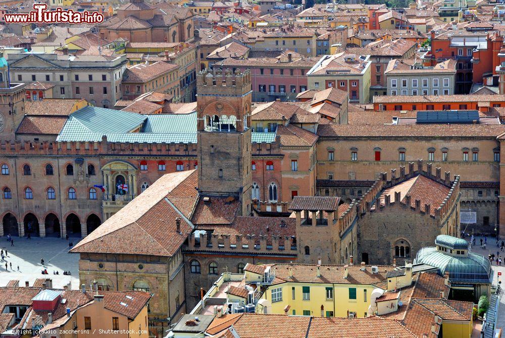 Immagine Vista aerea di Palazzo Re Enzo in centro a Bologna: si racconta che negli anni della prigionia, proprio dentro le mura del palazzo che porta il suo nome, il re concepì con una contadina, tale Lucia di Viadagola, quello che diventerà il capostipite della nota casata bolognese dei Bentivoglio. Ma i pettegolezzi sul celebre abitante di questo edificio, fra i più rappresentativi del centro storico del capoluogo dell’Emilia-Romagna dopo le due torri, non sono le uniche curiosità che ne caratterizzano la storia. - © claudio zaccherini / Shutterstock.com