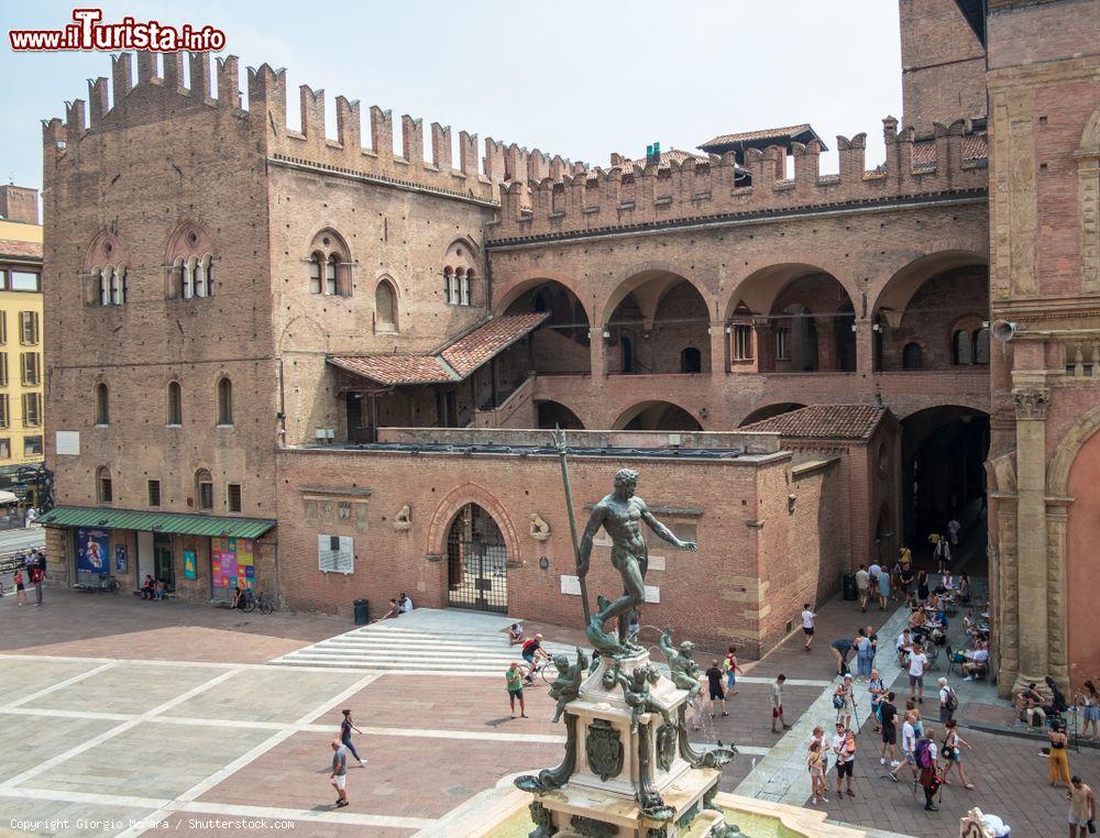 Immagine Al primo piano, attraversando un passaggio coperto si raggiunge il Salone del Podestà, anticamente aula di giustizia, poi teatro pubblico dal 1581 al 1767 e infine campo da gioco per il pallone. La Sala degli Atti, già Sala del Trecento, con i suoi 430 metri quadrati (adibita a archivio comunale), la loggia esterna (400 m2) e altre tre salette di circa 40 m2 l’una completano il piano nobile del palazzo - © Giorgio Morara / Shutterstock.com