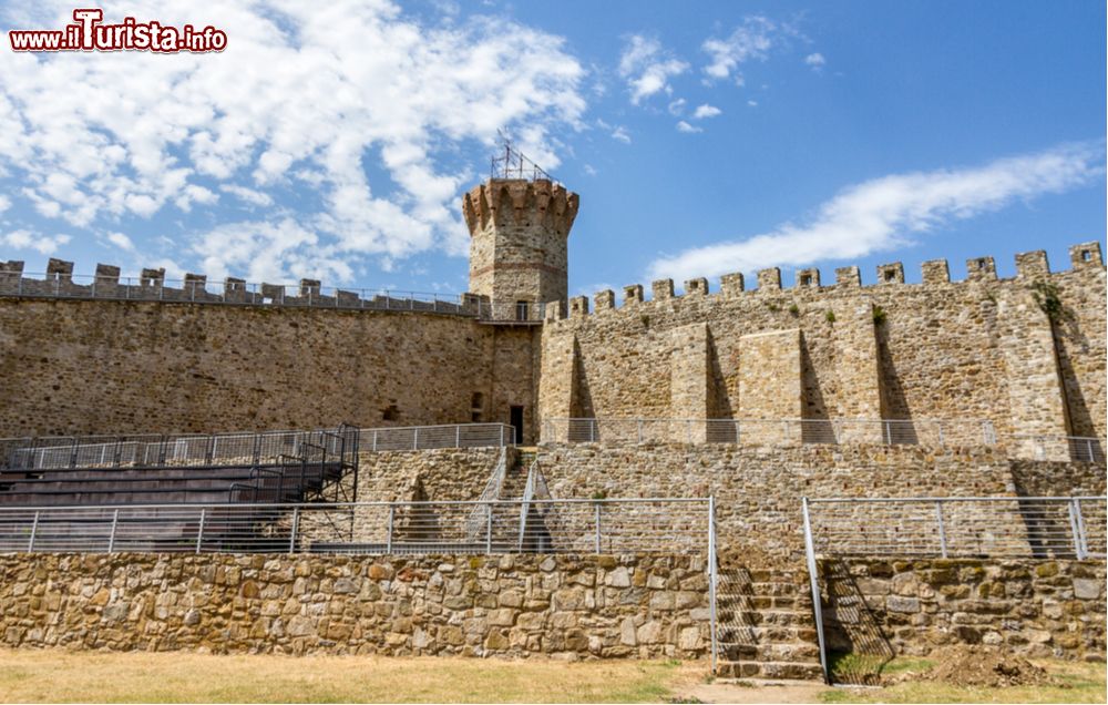 Immagine Isola Polvese, Lago Trasimeno: il grande Castello Polvese sulla costa meridionale dell'isolotto