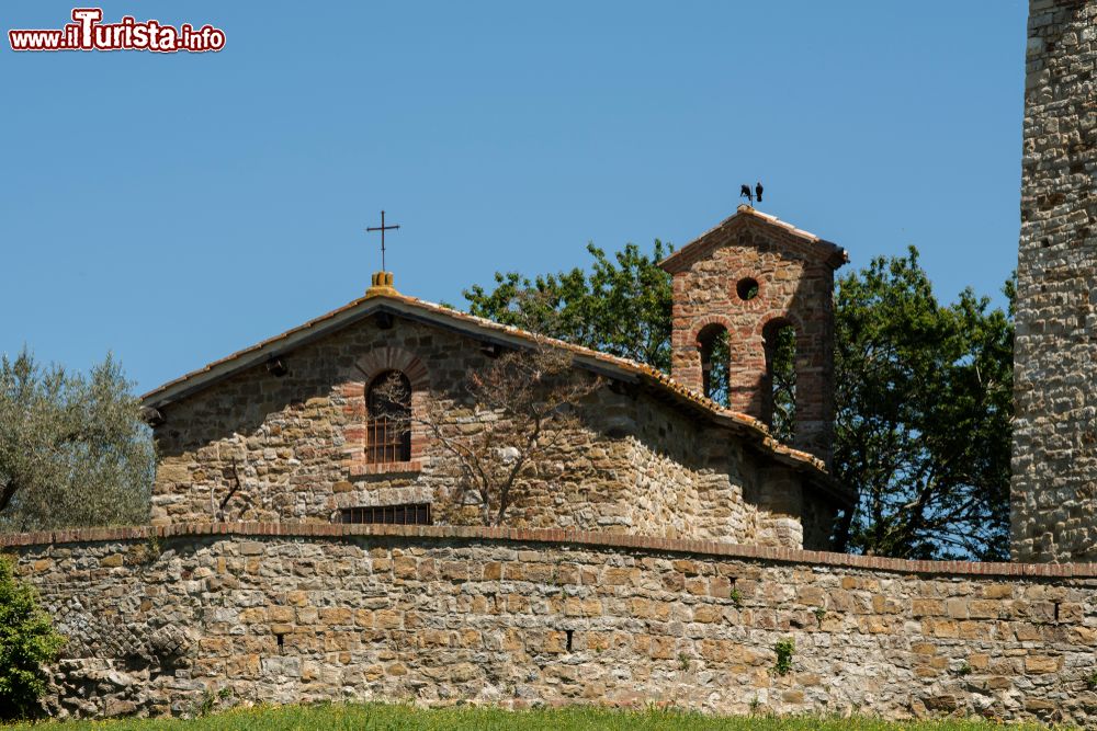 Immagine La piccola chiesa di San Giuliano a fianco del Castello Polvese, Lago Trasimeno