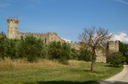 Castello Polvese domina la skyline dell'isola più grande del lago Trasimeno