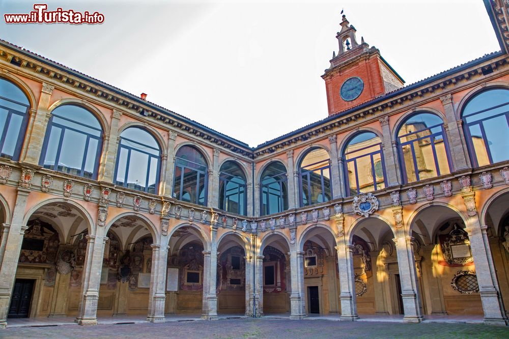 Immagine Bologna: il chiostro della Biblioteca Comunale dell'Archiginnasio
