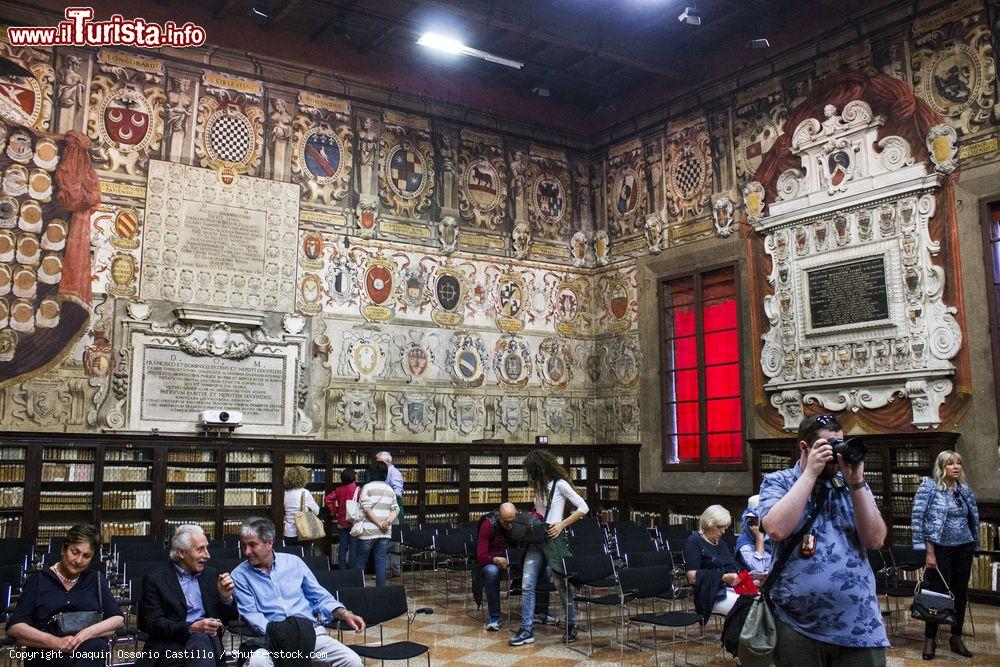 Immagine La visita allo storico Palazzo dell'Archiginnasio, la storica sede dell'Università di Bologna - © Joaquin Ossorio Castillo / Shutterstock.com