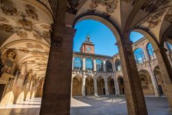 Atrio del Palazzo dell'Archiginnasio con i famosi stemmi. Siamo a Bologna a fianco di San Petronio. - © pio3 / Shutterstock.com