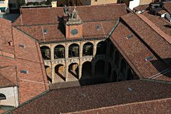 Vista aerea del chiostro del Palazzo dell'Archiginnasio di Bologna - © Paolo Certo / Shutterstock.com
