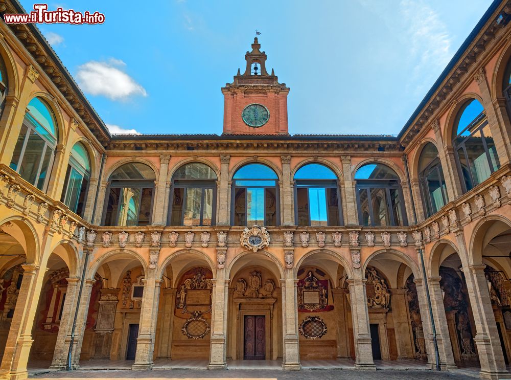 Immagine Vista del cortile dell'Archiginnasio di Bologna