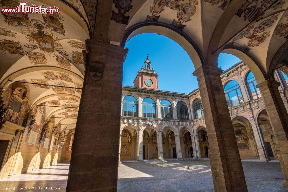 Immagine Atrio del Palazzo dell'Archiginnasio con i famosi stemmi. Siamo a Bologna a fianco di San Petronio. - © pio3 / Shutterstock.com