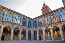 Bologna: il chiostro della Biblioteca Comunale dell'Archiginnasio