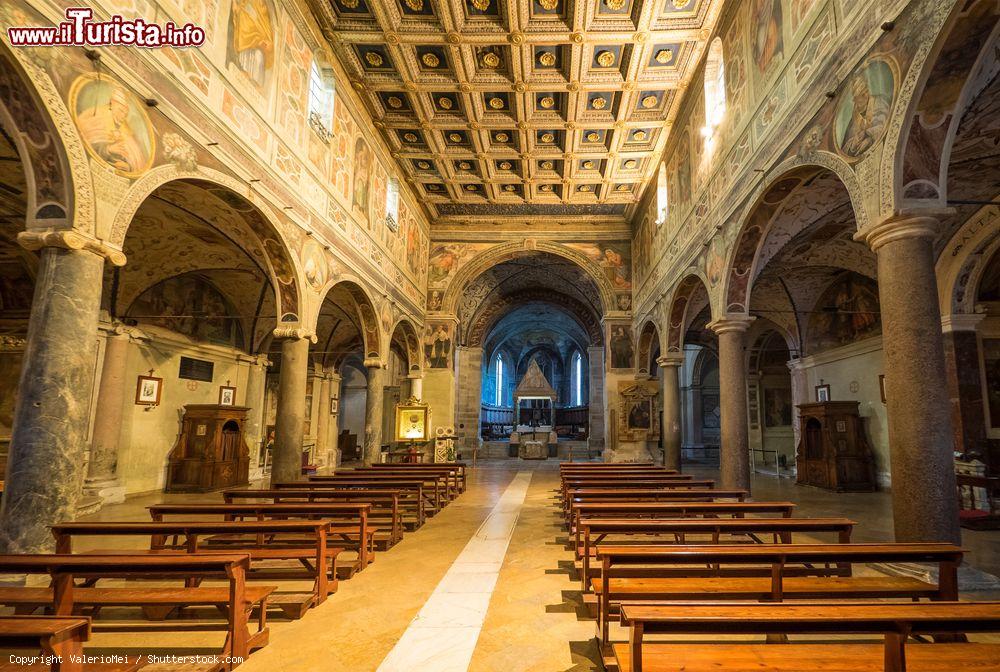 Immagine La navata centrale della Abbazia di Farfa, il complesso manostico benedettino di Fara in Sabina - © ValerioMei / Shutterstock.com