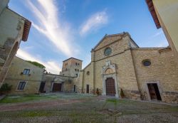 La chiesa e il piazzale dell'Abbazia di Farfa, siamo nel Lazio - © ValerioMei / Shutterstock.com