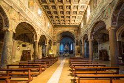 La navata centrale della Abbazia di Farfa, il complesso manostico benedettino di Fara in Sabina - © ValerioMei / Shutterstock.com