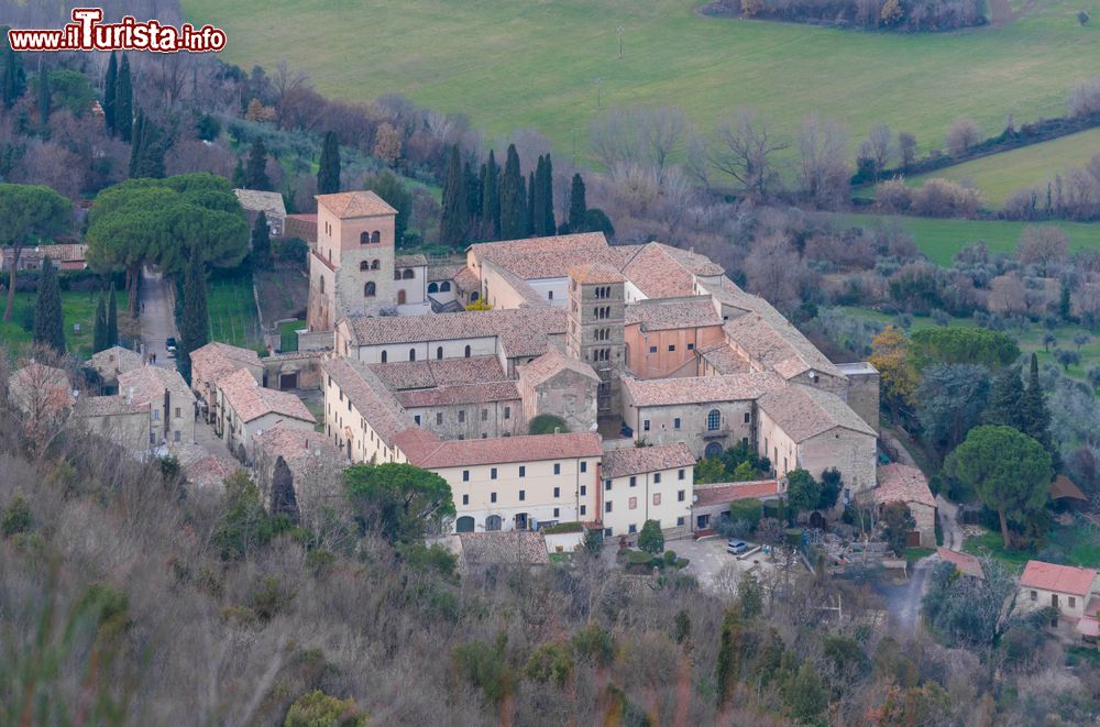 Immagine Vista aerea della Abbazia dei Benedettini di Farfa, provincia di RIeti, Lazio