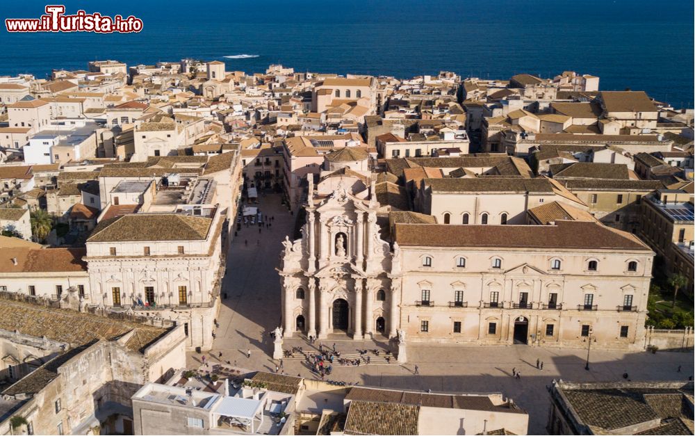 Immagine In volo con il drone sul centro di Siracusa; il Duomo e la piazza centrale dell'isola di Ortigia