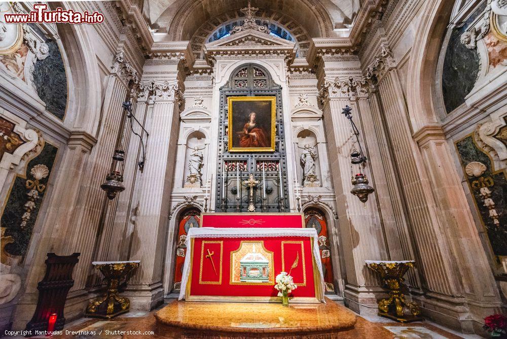 Immagine Interno del Duomo di Siracusa, la chiesa principale del centro storico cittadino - © Mantvydas Drevinskas / Shutterstock.com